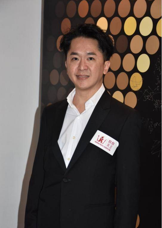 TVB“现代韦小宝”撇下三位女友，街头相亲