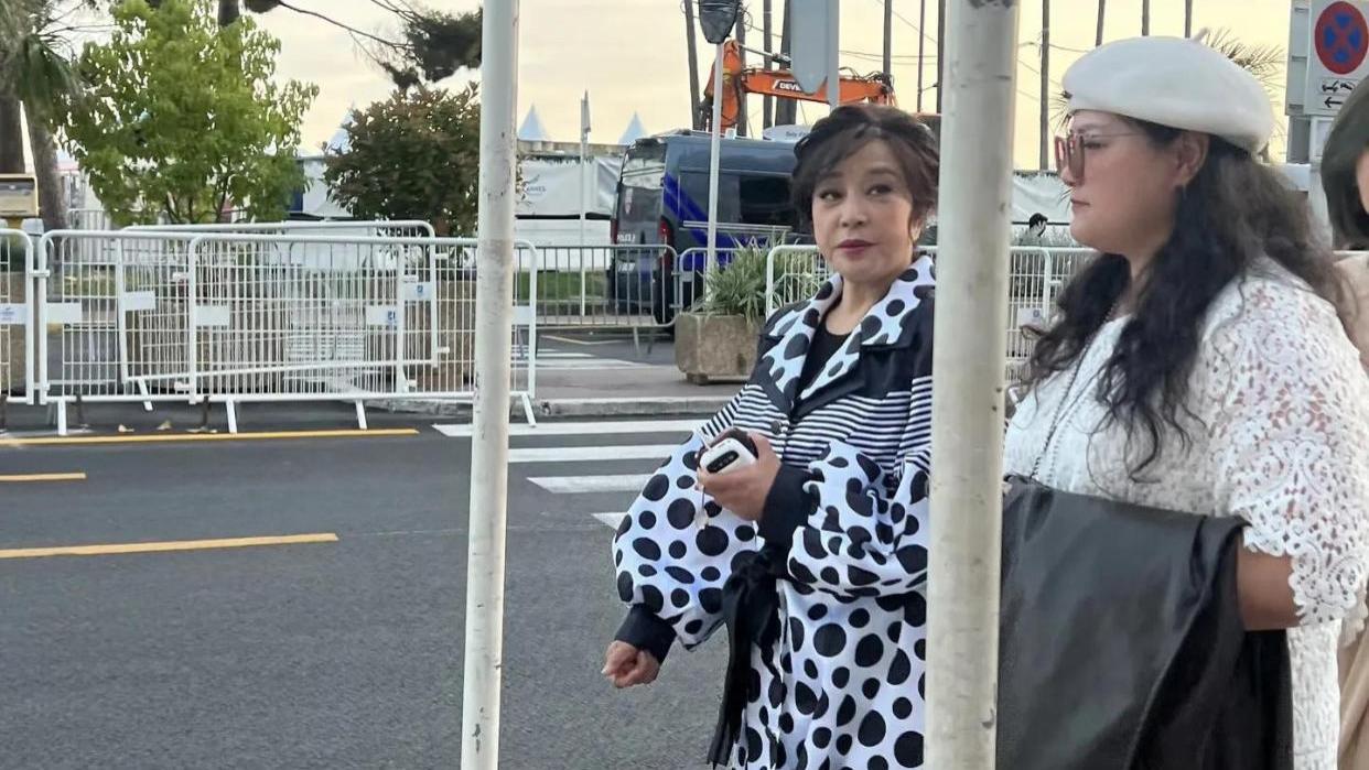 刘晓庆现身戛纳街头！一身黑白波点连衣裙被嘲土，气场却很强大