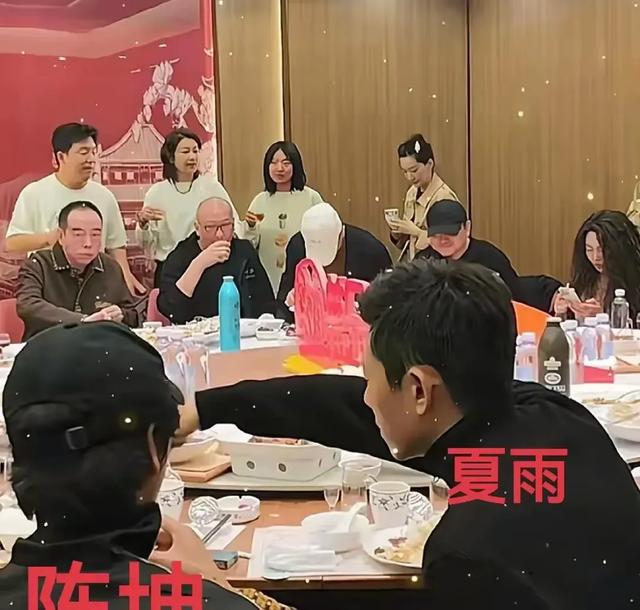 五一假期！黄晓明陈梦现身家庭聚餐，海鲜大餐诱人，俩人喝开心了