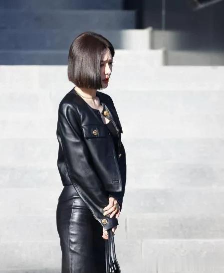 46岁秦岚新剪了波波头气质大变！穿黑色短皮衣+皮裙，时髦又高级
