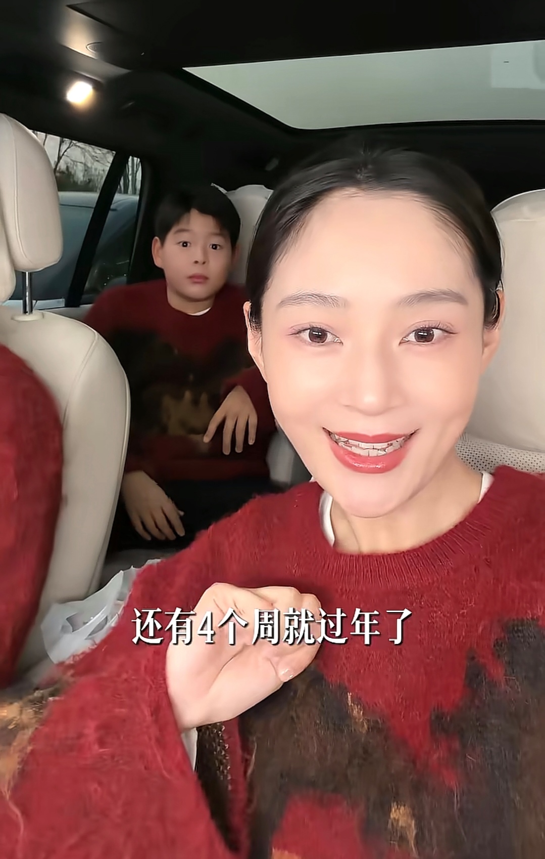 王媛可一家拍全家福，老公王雨和双胞胎儿子又高又帅，画面好养眼