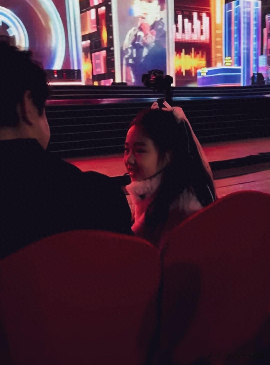 破镜重圆？陈思诚现身佟丽娅座位区，与酒窝热聊笑开花！