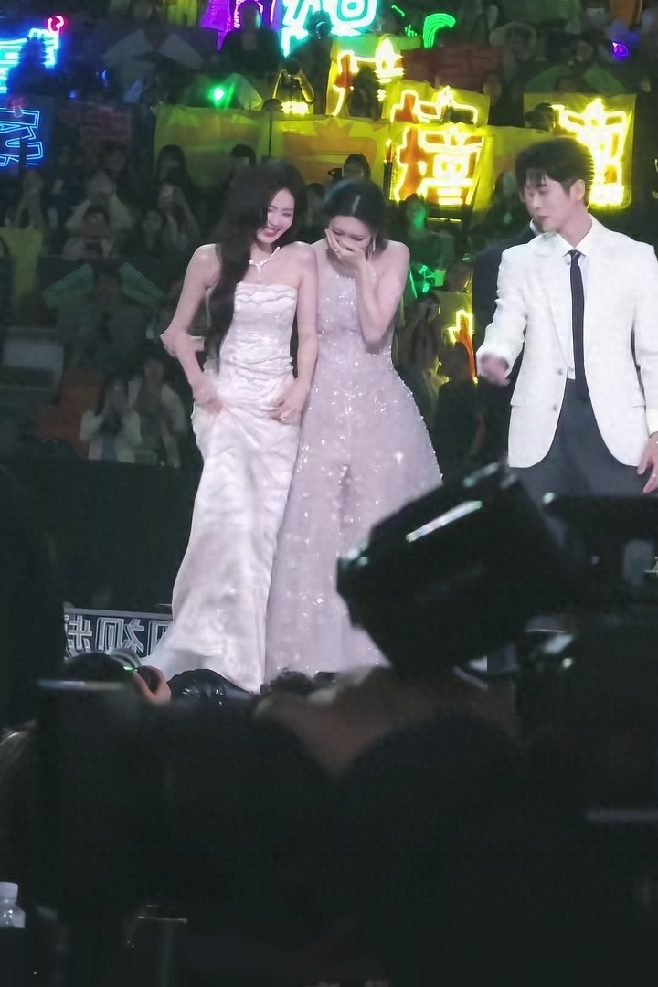 星光大赏意外不断！孟子义摔倒后与白鹿大笑，网友笑疯啦！