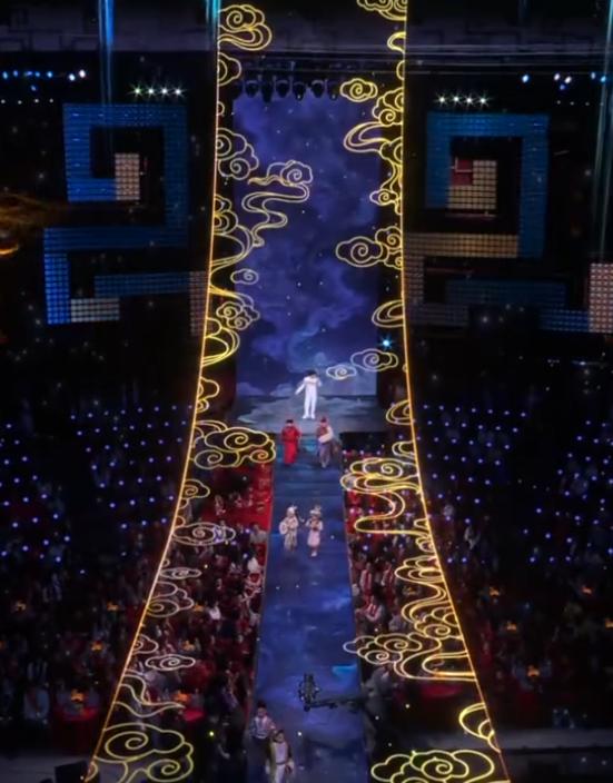 新华社45字评周深春晚表现，不提歌技却一针见血，戳中年歌迷心坎