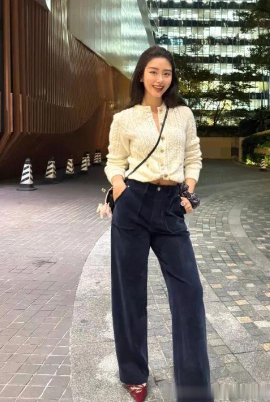 杨采钰当妈后状态大回春！穿米白绞花衫+阔腿裤，时髦又高级！