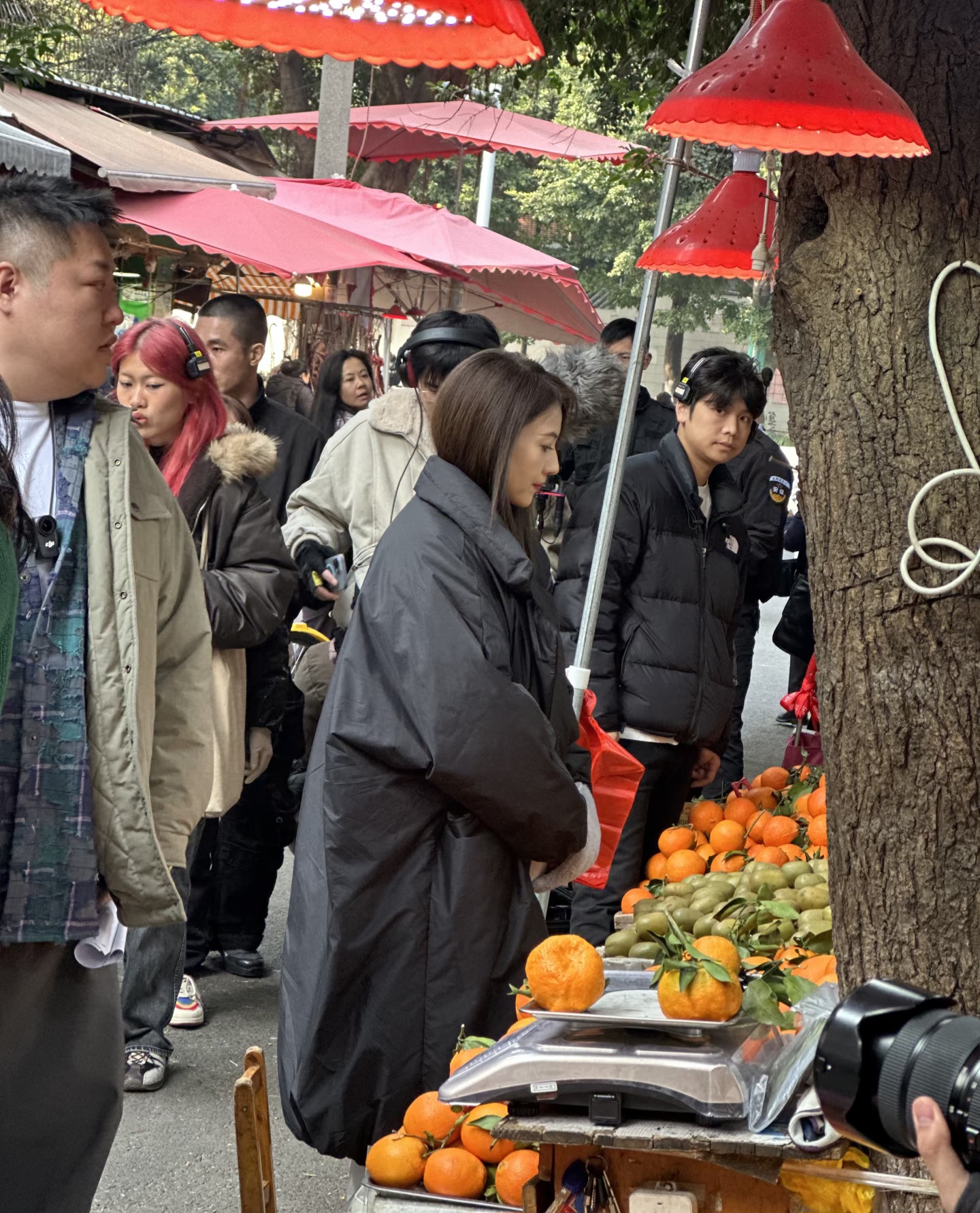 近距离看高圆圆没有假发没有烤瓷牙天然脸很耐看，但用光替惹争议