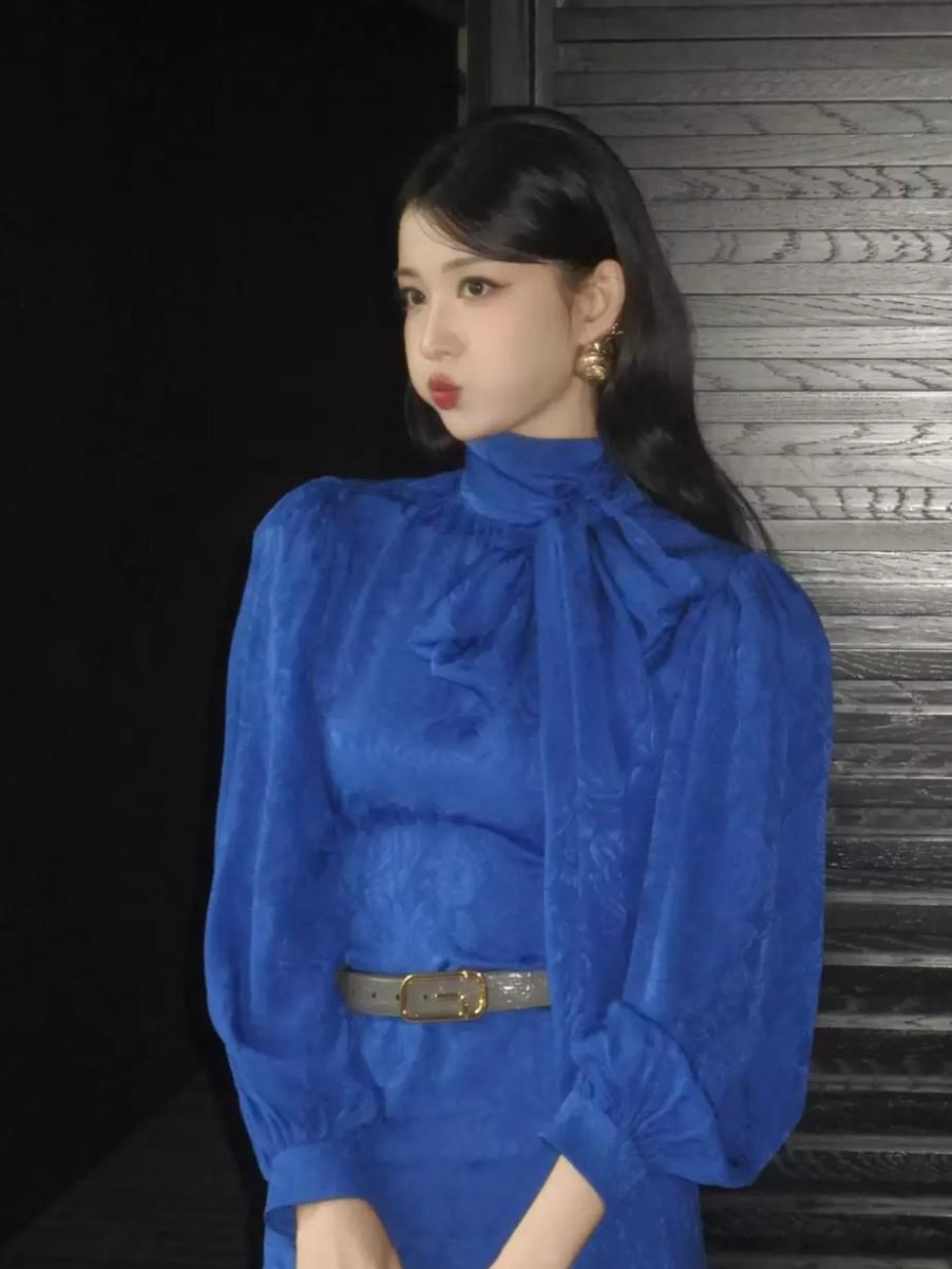 王楚然宝蓝礼裙配珍珠耳饰 优雅秀窈窕身姿