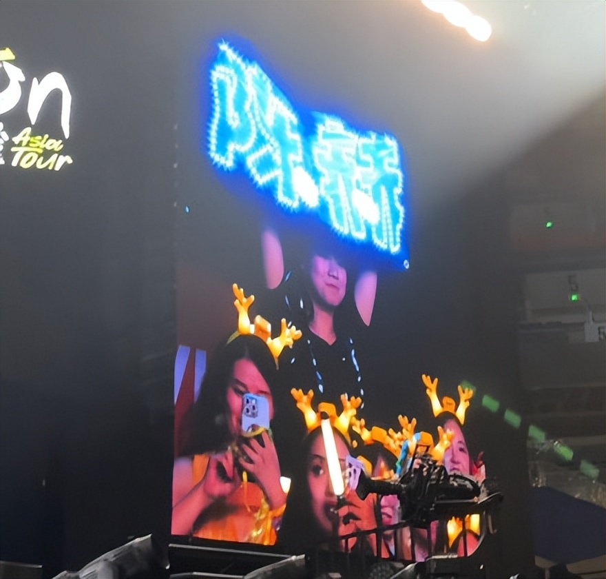 陈赫给粉丝报销鹿晗演唱会门票,网友:下次看演唱会多带几块灯牌