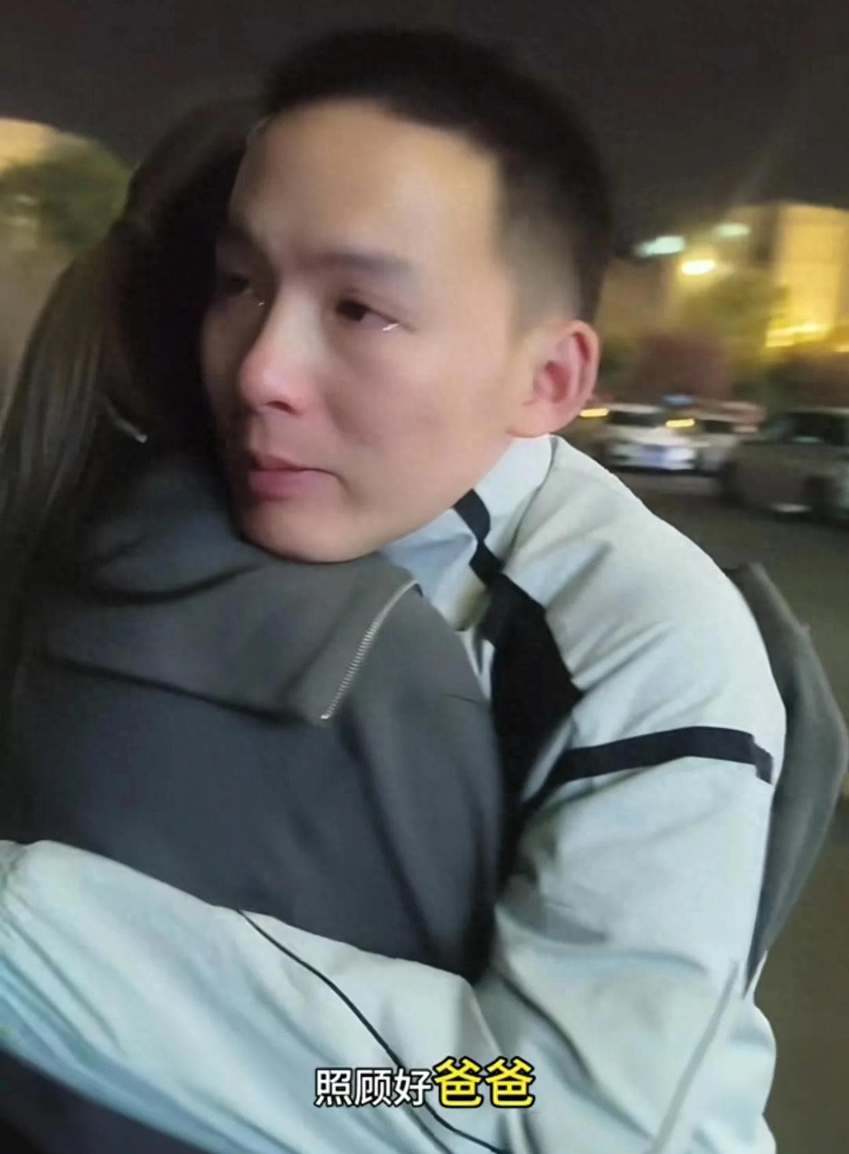 谢妈现身了！挽着谢爸，黑长发似从前