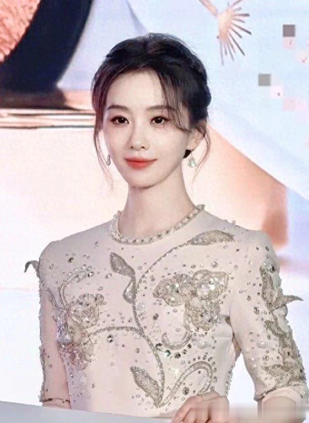 刘诗诗的气质真是出挑!穿刺绣短上衣+收腰半裙,优雅又贵气!