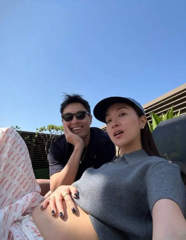 杨祐宁官宣第三胎出生，两人温柔抚摸宝宝，四口之家变五口了