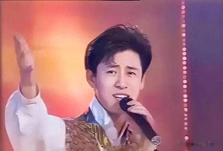 56岁解晓东黄山被偶遇,走路晃肩严重,戴墨镜好酷,显年轻像30岁