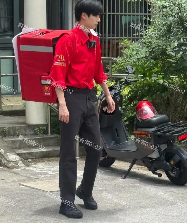 上海麦当劳遇到胡一天了，本人好帅个子好高大长腿像开了特效一样