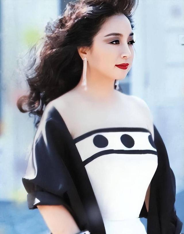 76岁徐小风出席张碧晨演唱会,穿花色上衣气质依旧,对着镜头比心