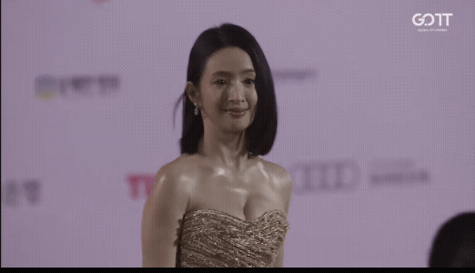 林依晨亮相釜山红毯，她穿鎏金裙腰身粗一圈，二胎产后还没恢复好