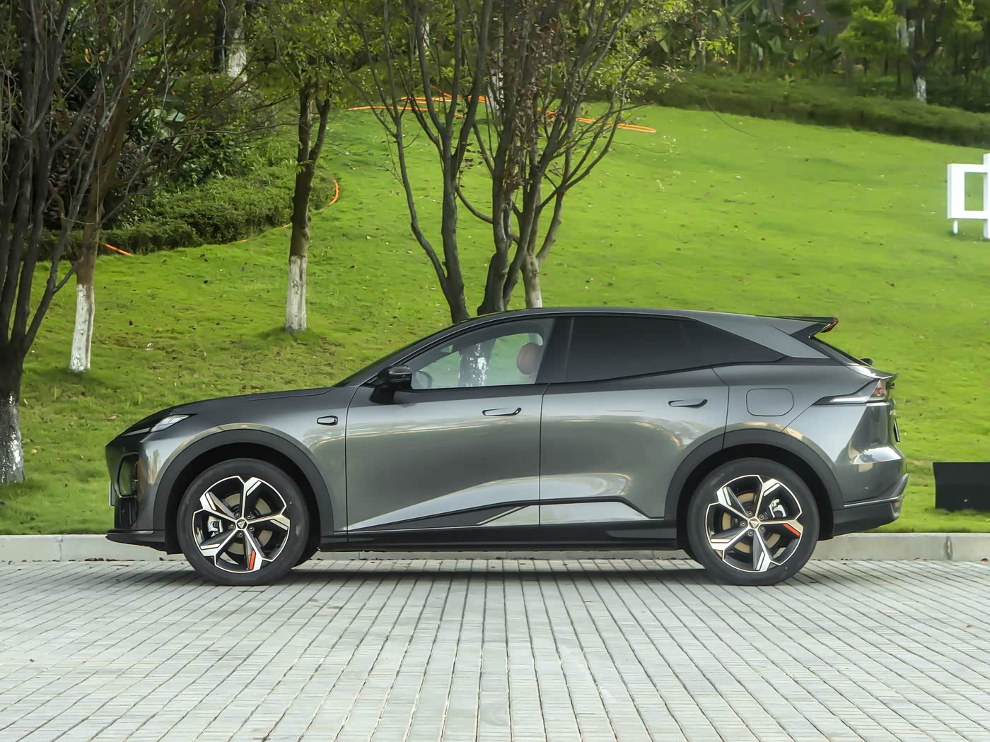 长安全新中型SUV上市很亲民，配纯电/增程双动力，纯电续航300Km