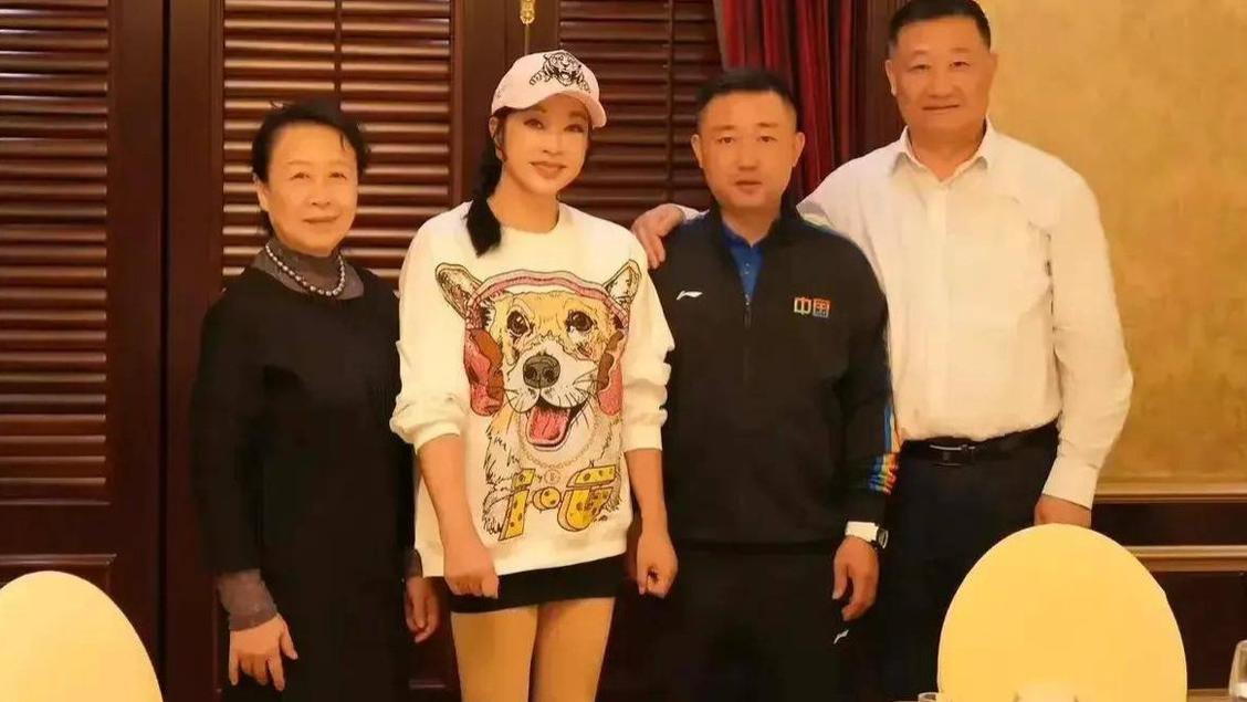 74岁刘晓庆聚会！同学都似老奶奶，她穿卫衣+短裤裤嫩得像小姑娘