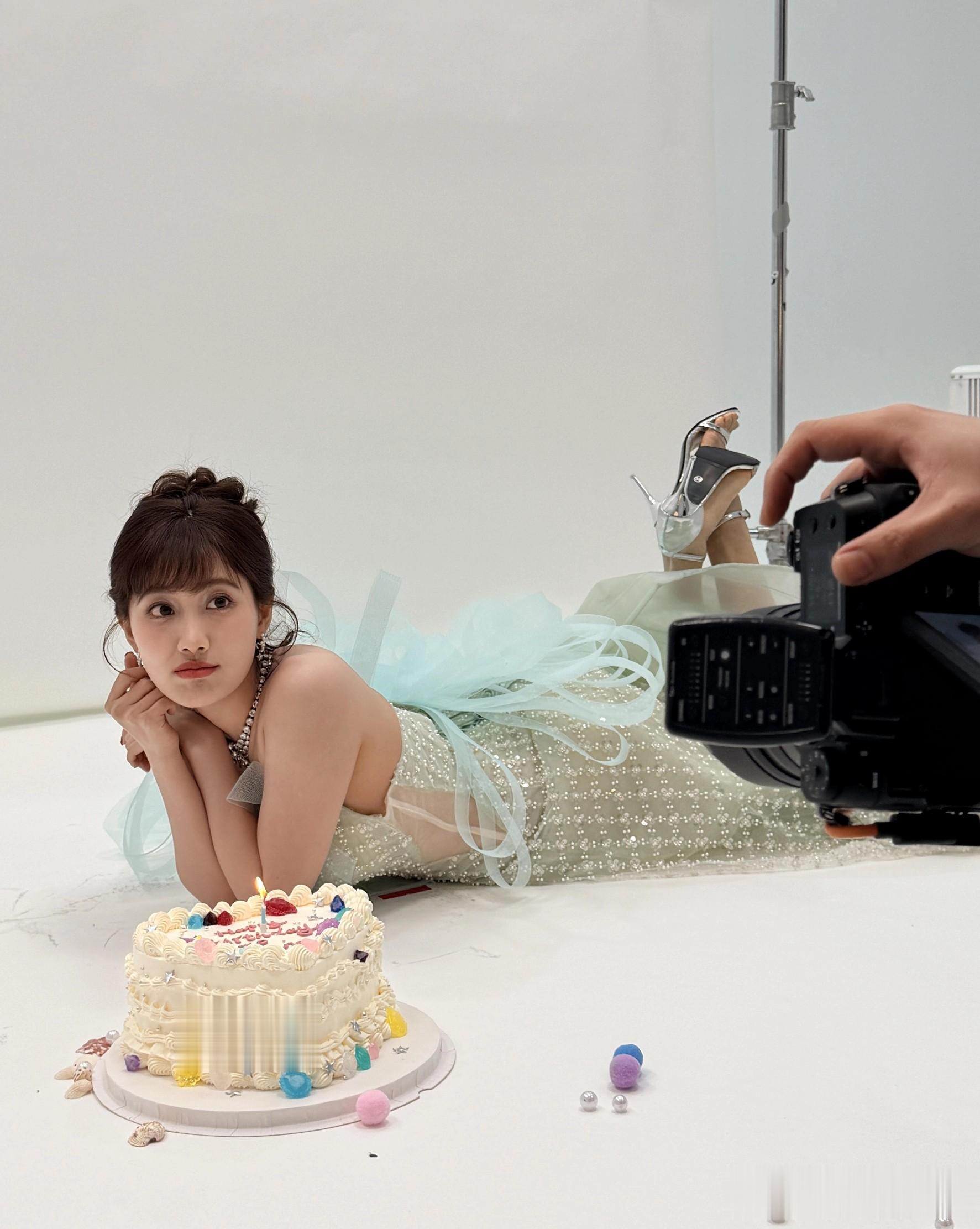 李艺彤分享生日写真美照，蓝色抹胸裙，灵动可爱美得让人移不开眼