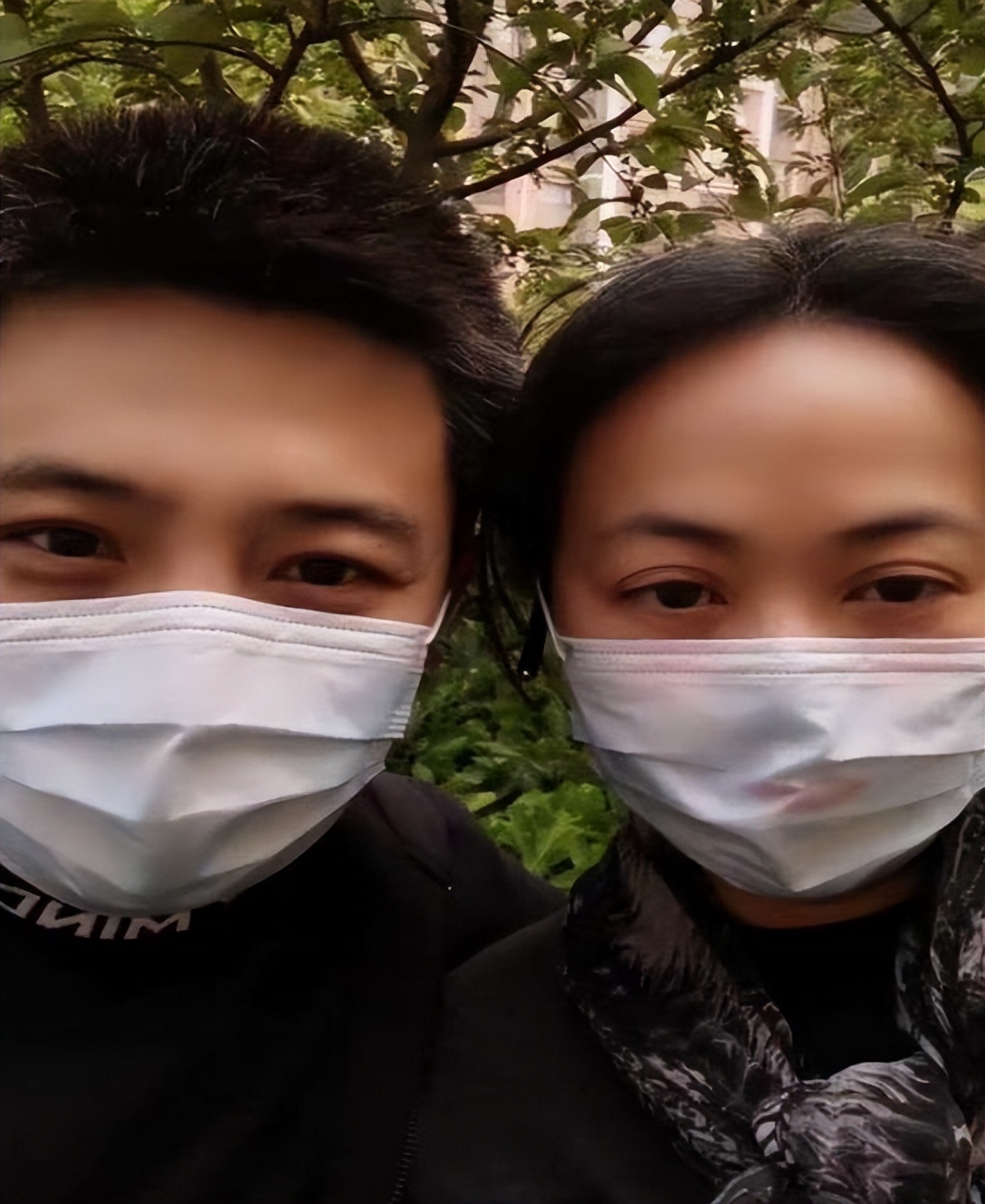 明着吃软饭?多次上春晚竟然全是老婆的功劳,结婚多年被拿捏死