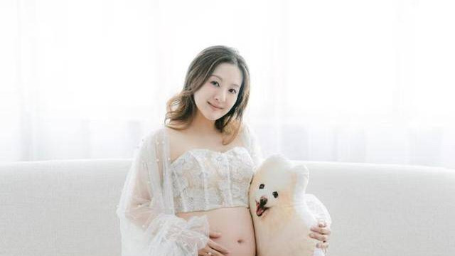 香港知名童星晒孕照！