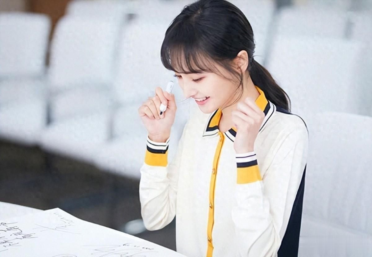 郑爽新账号被封禁，发自拍一个细节被人认出，疑似穿男友衬衫出镜