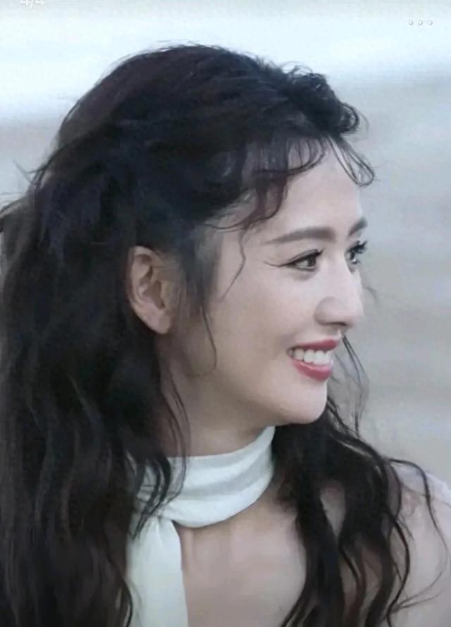 佟丽娅衰老的太快了，这个妆容真不适合她，一群人里数她最普通
