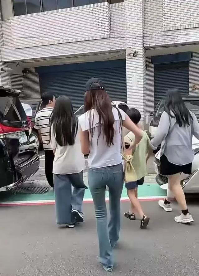 小 S二女儿逛街被偶遇!透露小S 庆生经过,是妈妈近期最幸福的一天