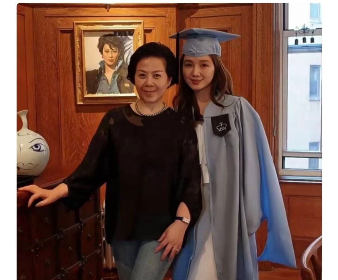 美娟骆文莲藏不住喜悦！女儿沈诗淇登记结婚，曹可凡晒照送祝福。