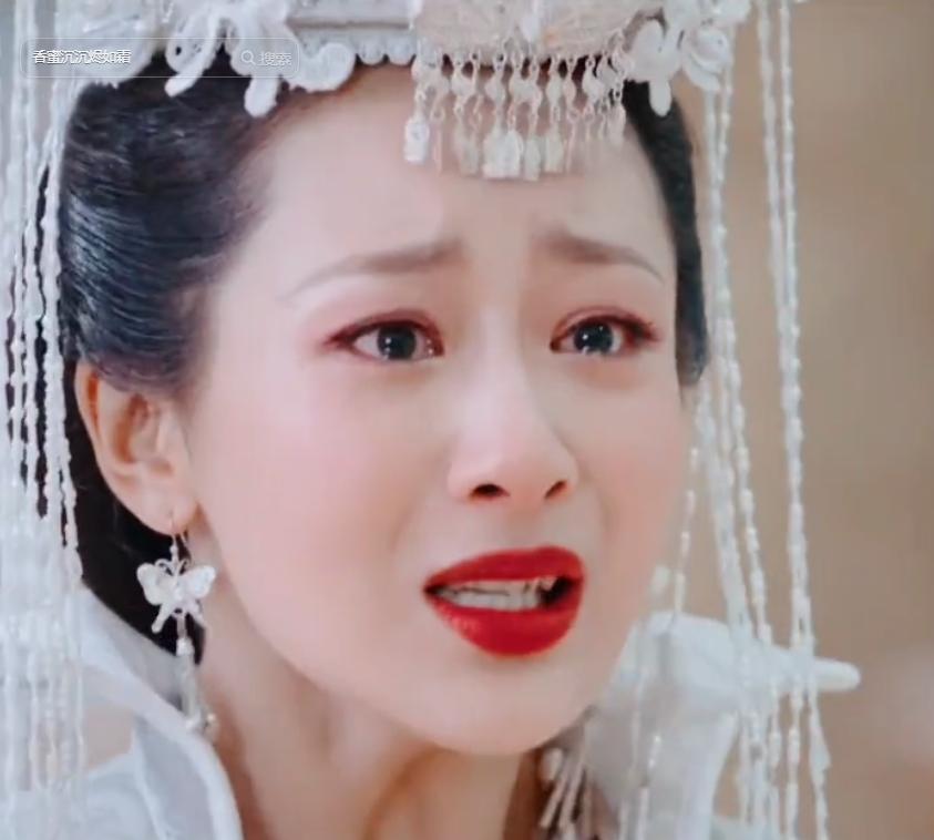 杨紫穿红裙出席活动，法令纹明显粉感严重，网友：裹个床单就来了