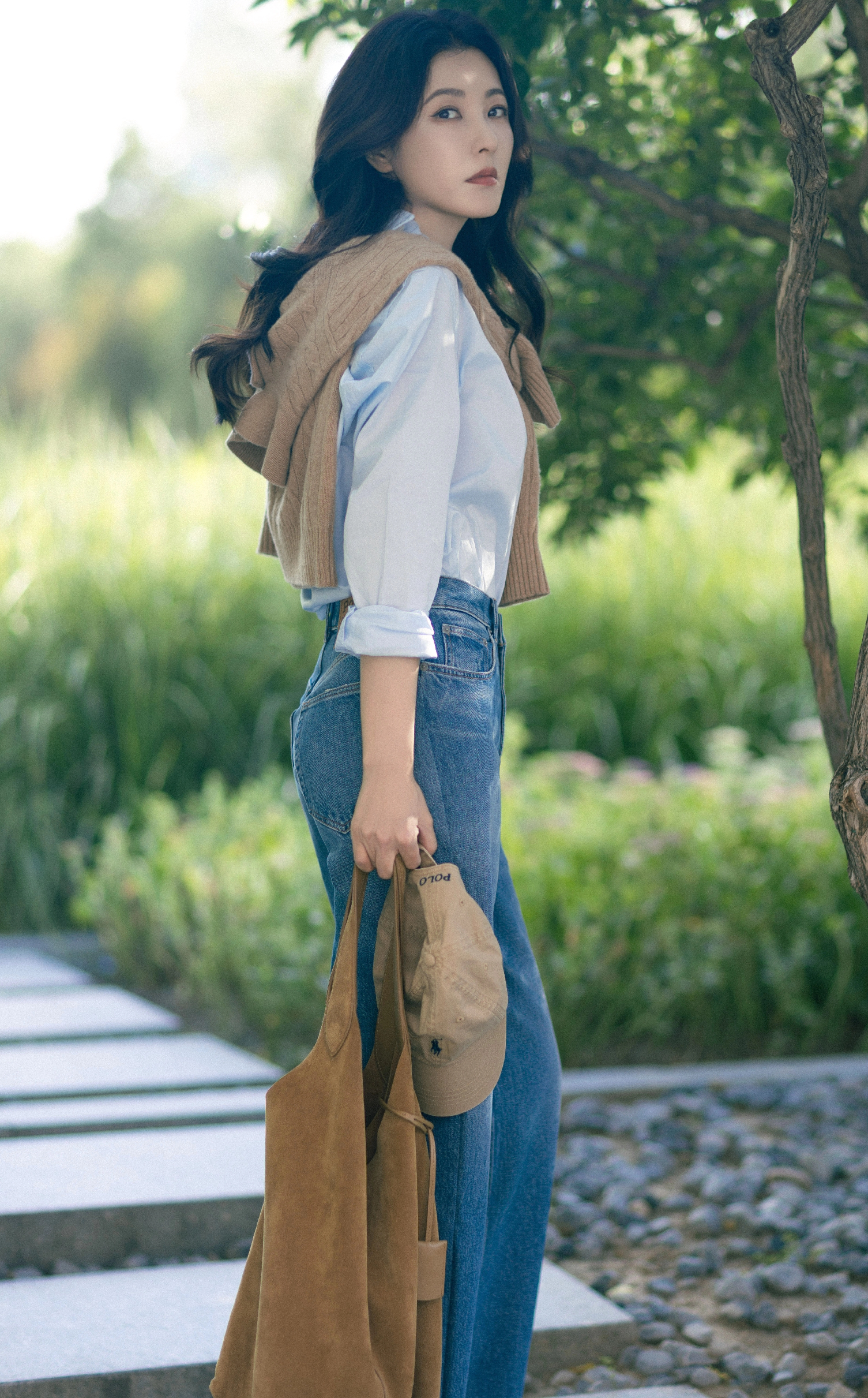 49岁曾黎赴纽约时装周,衬衫牛仔裤,背上棕色大包,秋季穿搭典范