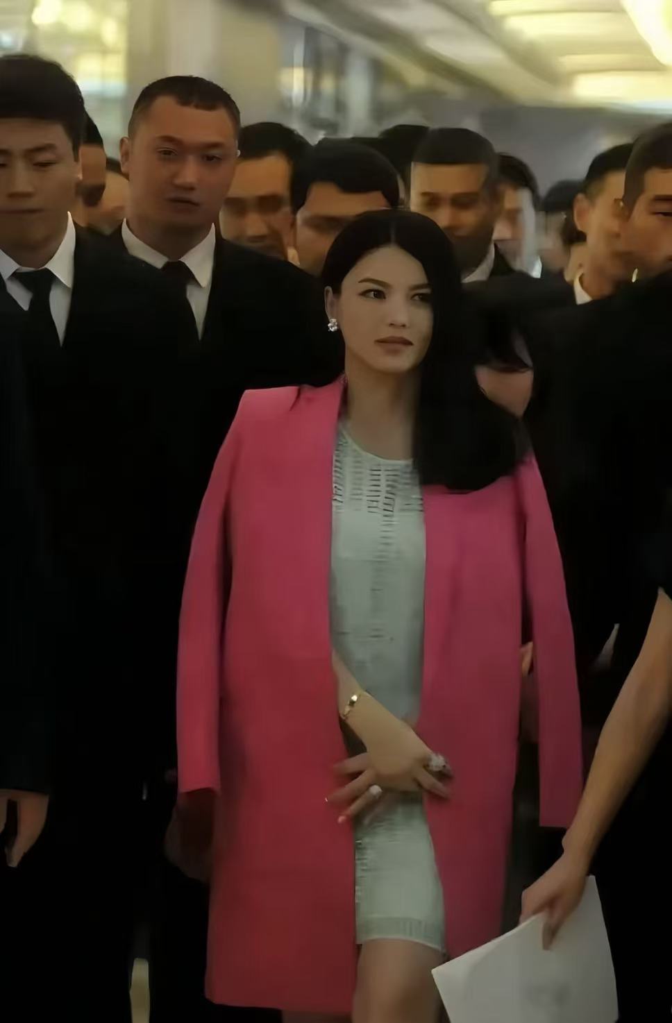 不开心就去看李湘的评论区,全是笑料,网友的嘴一个比一个毒辣!