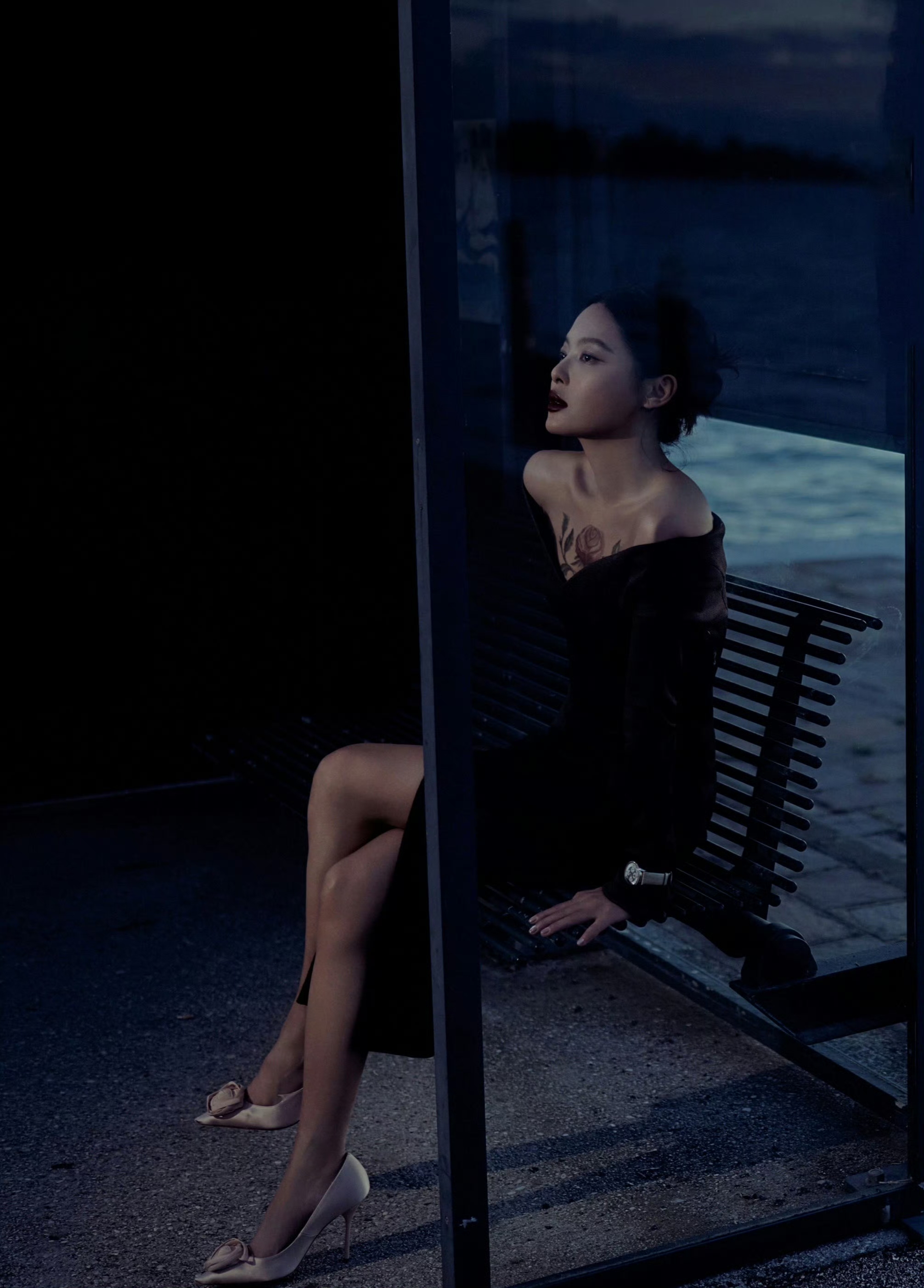 辛芷蕾胸口玫瑰花造型的外景大片，果然是很有氛围感，眼神很深情