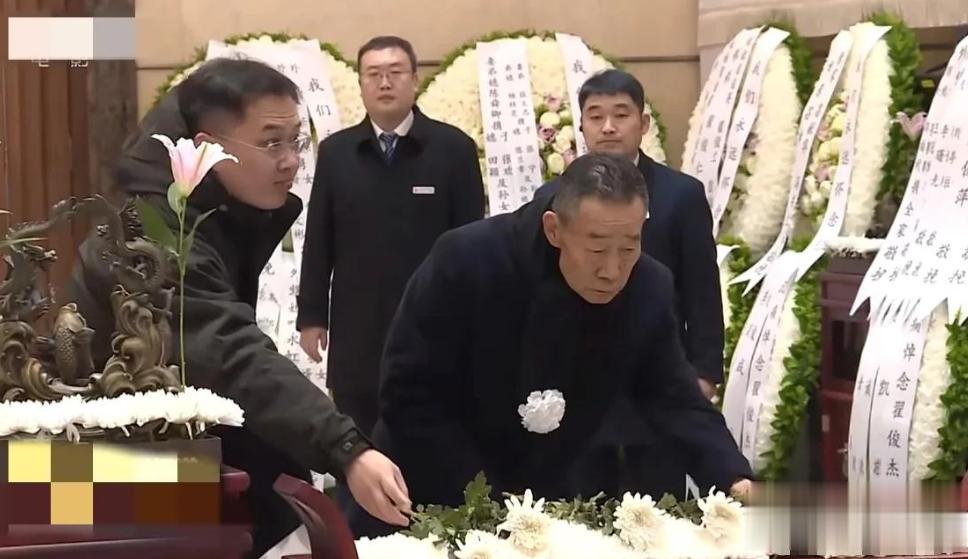 翟俊杰追悼会:儿子含泪接待,李雪健走路蹒跚,颜丙燕痛哭 太催泪
