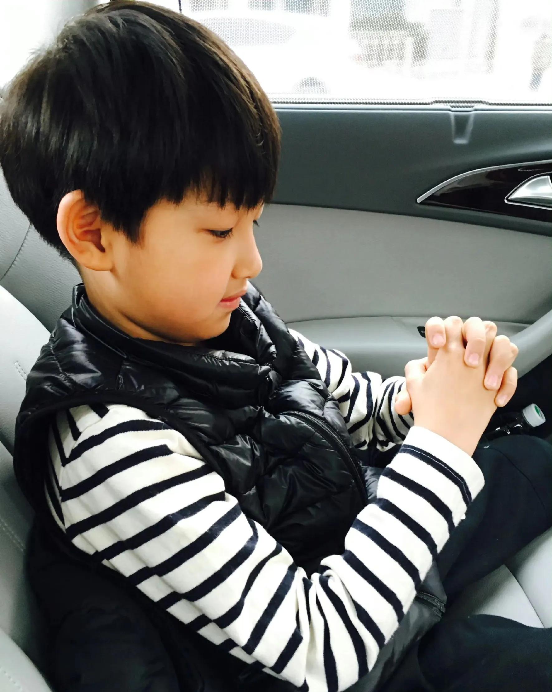 万万没想到，白百何的大儿子也扎辫子了，个子高挑却只像陈羽凡