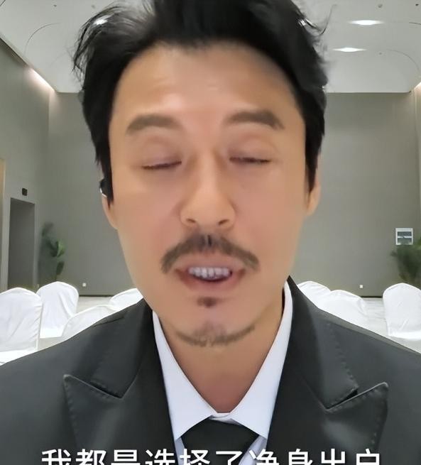 演员王东近况曝光：一家5口挤小烂房，21岁大儿子在家赤裸，有病