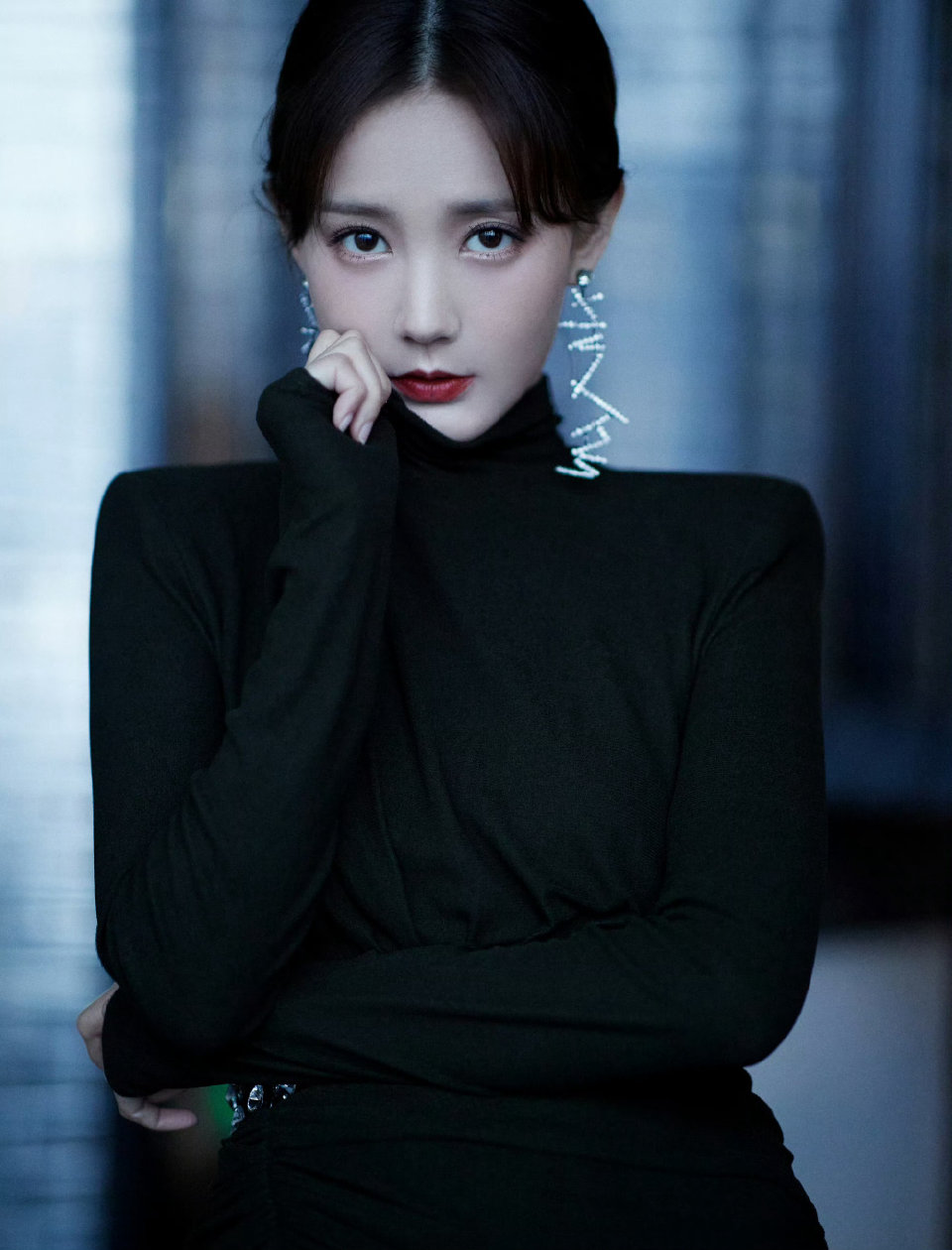 李一桐黑裙开衩到腰？大长腿滑出屏幕，网友：这身材真实存在？