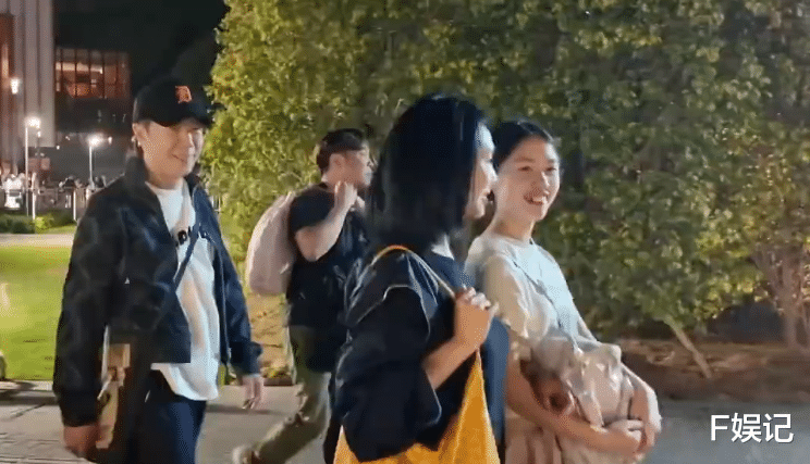 黄贯中一家三口去看演唱会 12岁女儿长相甜美与妈妈朱茵挽手走路