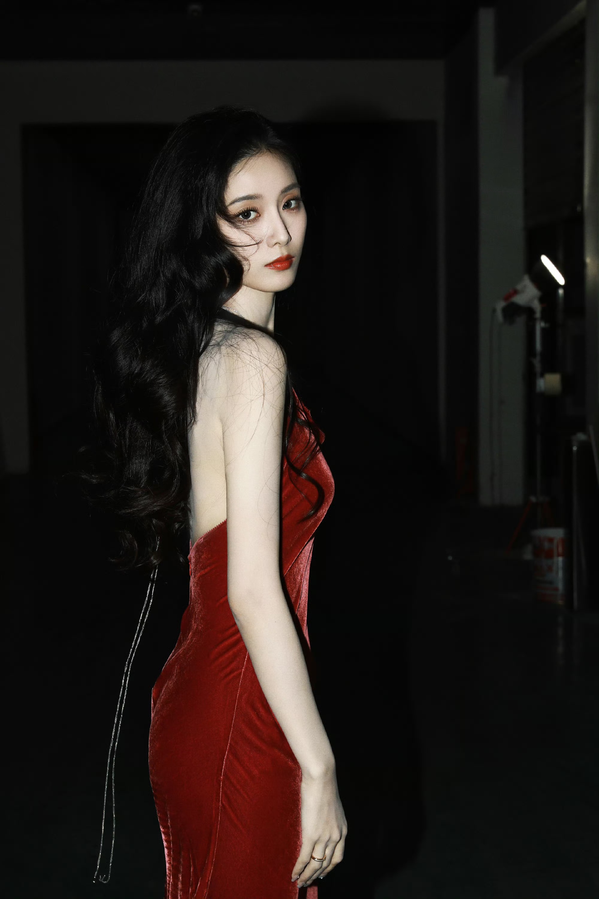 徐艺洋红丝绒裙冷艳撩人,棕调贝雷帽化身秋日甜妹