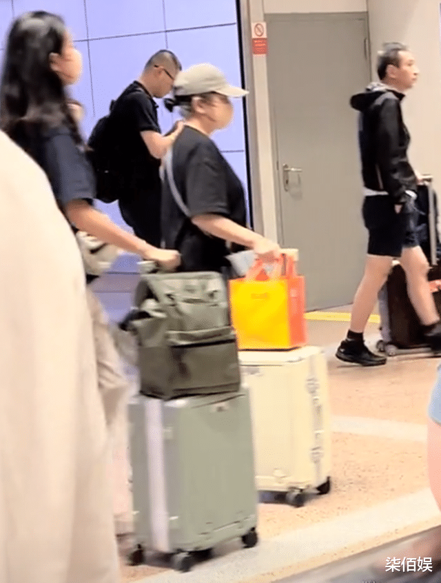 江珊田小洁还有女儿现身机场，走的稀稀拉拉生怕别人发现，太低调