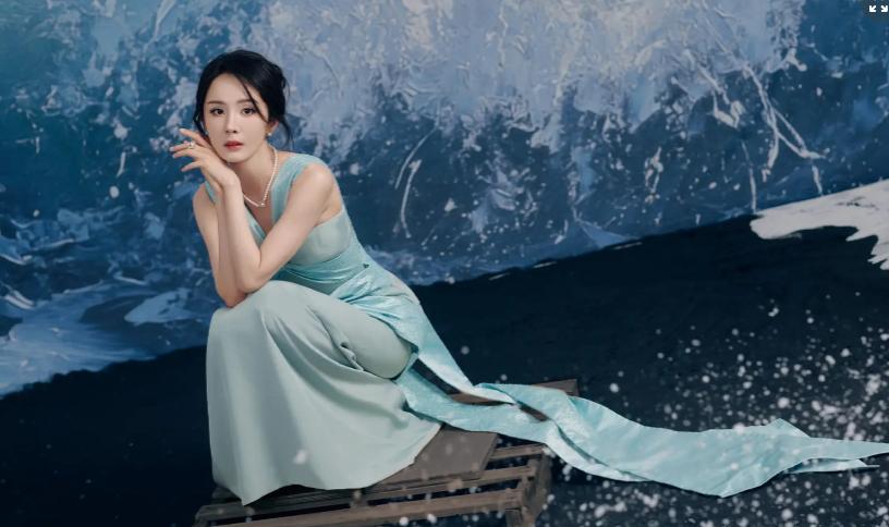 杨幂蓝丝绸礼裙,变身海浪女神,又美又飒!
