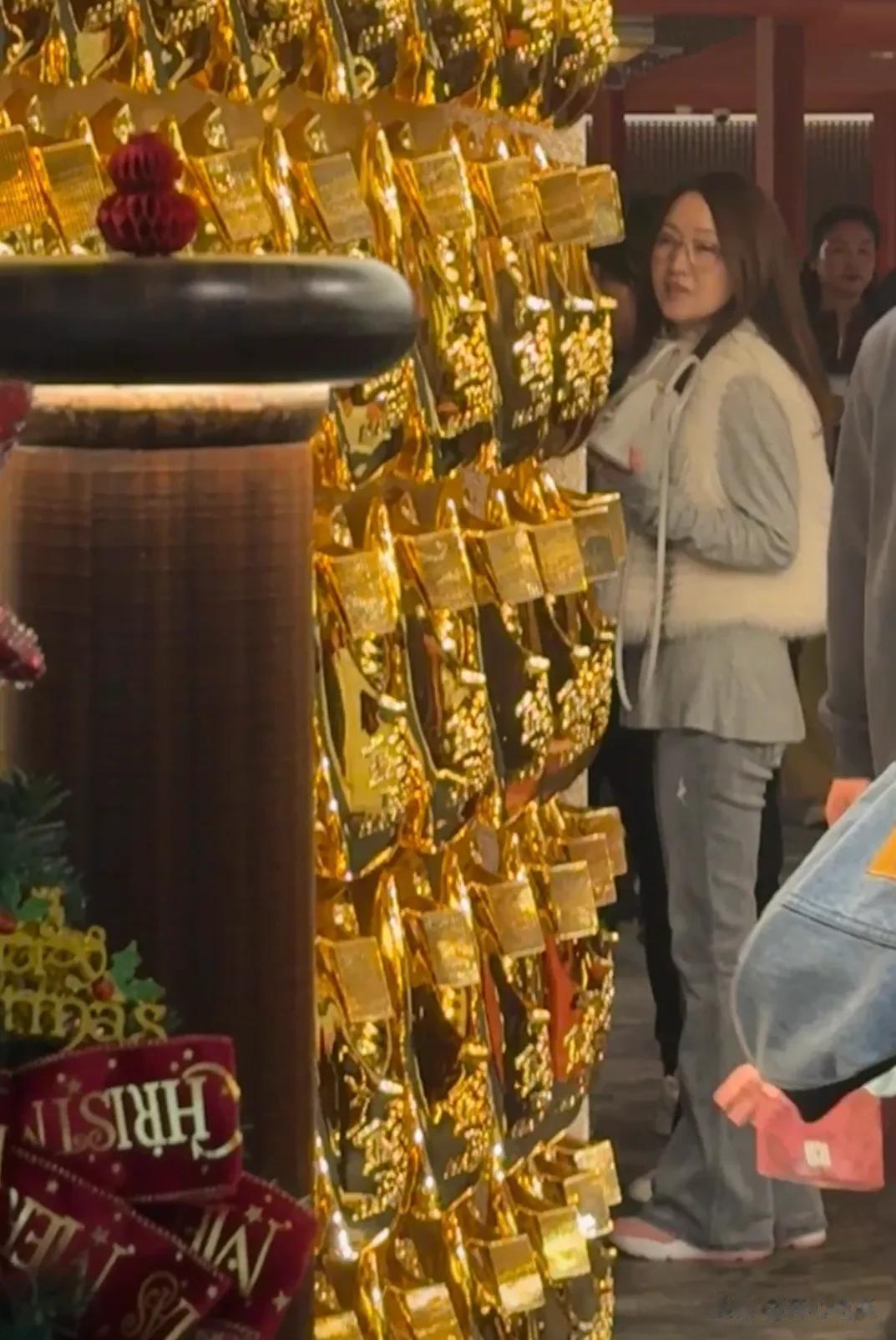 深圳偶遇杨钰莹逛街！54岁嫩得像18岁小姑娘，身穿皮草又白又美丽