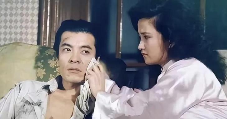 何晴离开后，刘威在新剧开机仪式上被记者拦住并被追问。