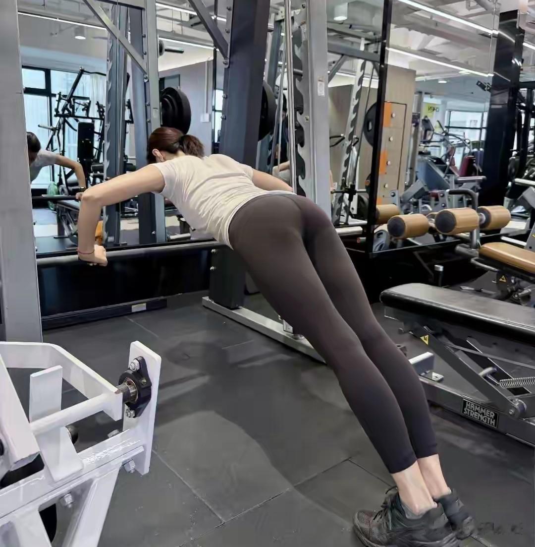 42岁沈佳妮健身照，腰臀比封神，终于懂朱亚文为啥说生理性喜欢