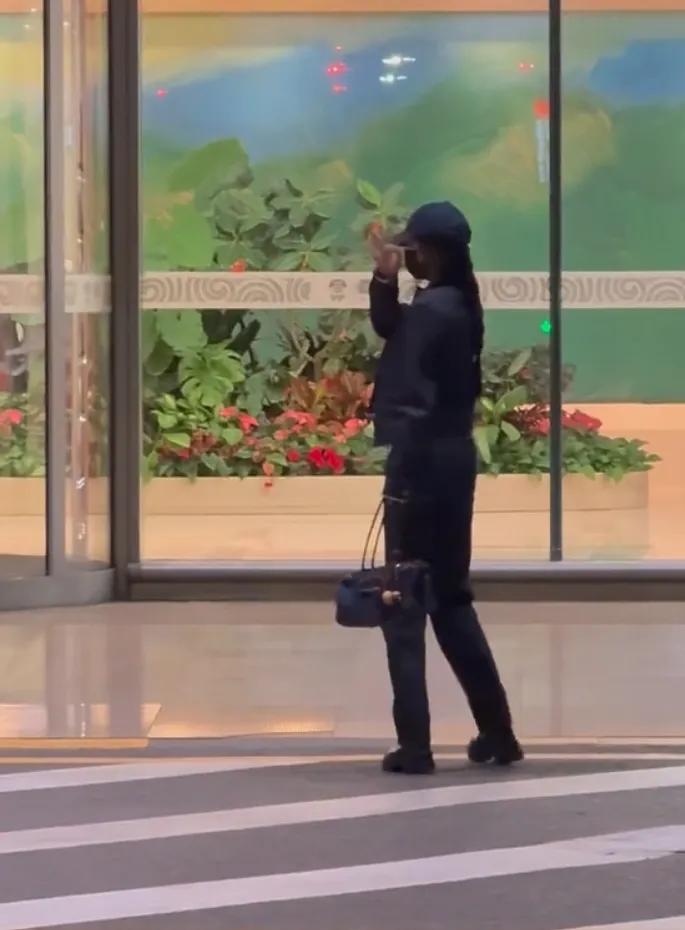 杨幂带着葫芦去米兰，她穿Prada海魂衫探店，腿瘦的裤子撑不起来