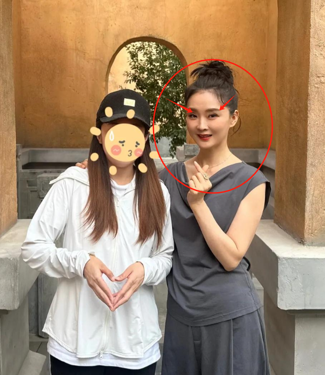 51岁王艳现身廊坊，扎丸子头发际线后移显老态，无滤镜修图好真实