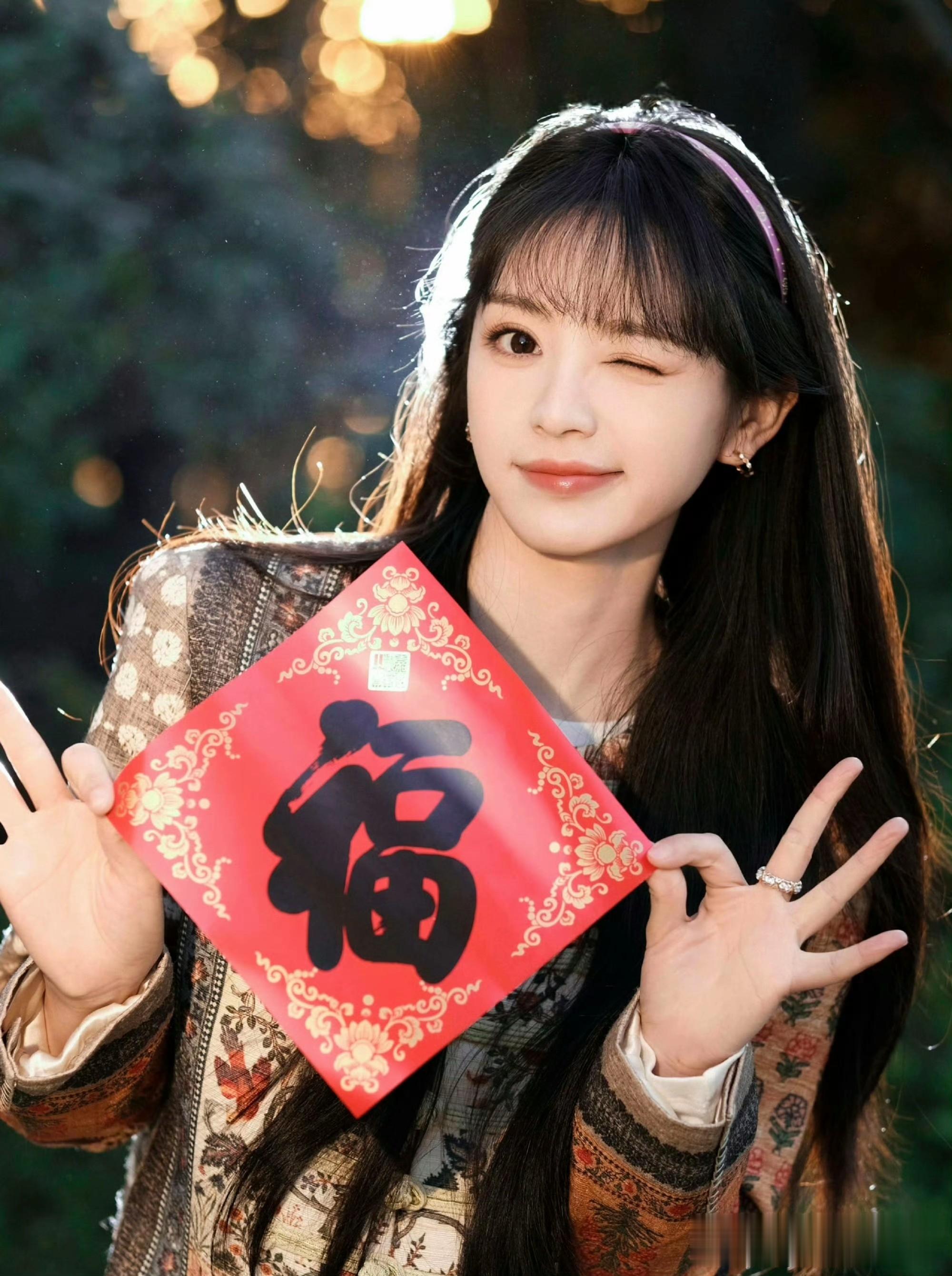 田曦薇新年甜度超标!抱福字撸猫萌到心巴上