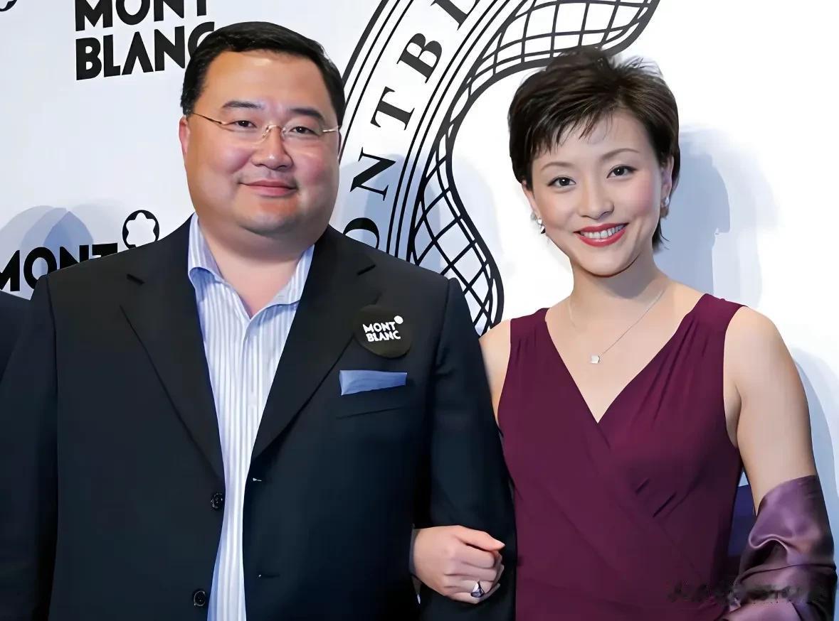 杨澜老公美国被偶遇！满头白发身材发福，站老婆旁边像两代人