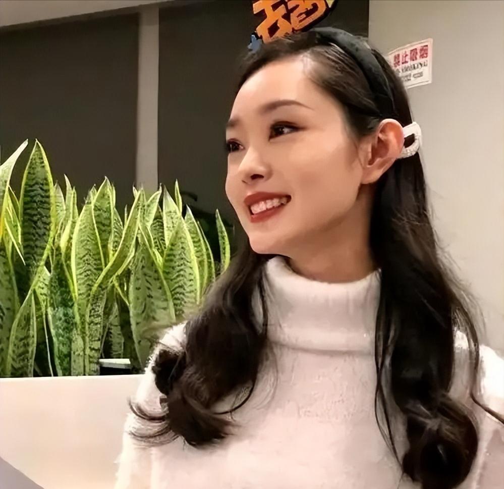 回应整容争议没48小时，央媒点名宋轶，没提网暴，却字字都在撑腰