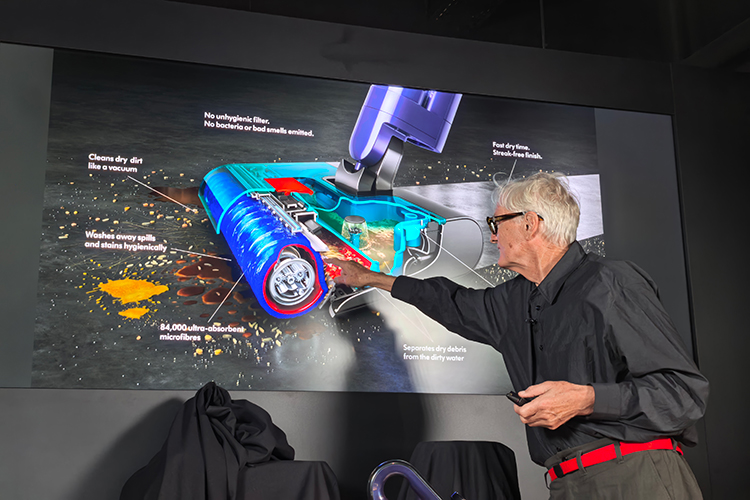 黑科技還得看戴森！IFA2025期間，創始人老爺子來到現場“帶貨”