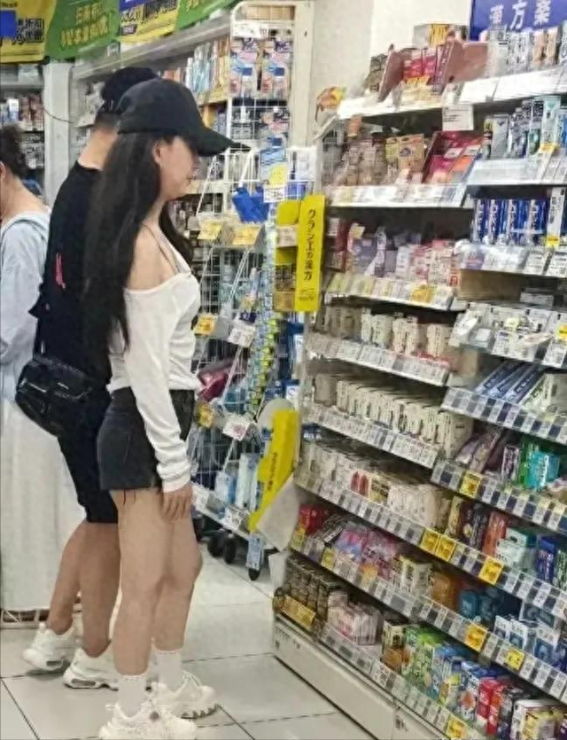 汪峰森林北日本旅游被偶遇,森林北五五分身材比例惹网友热议!